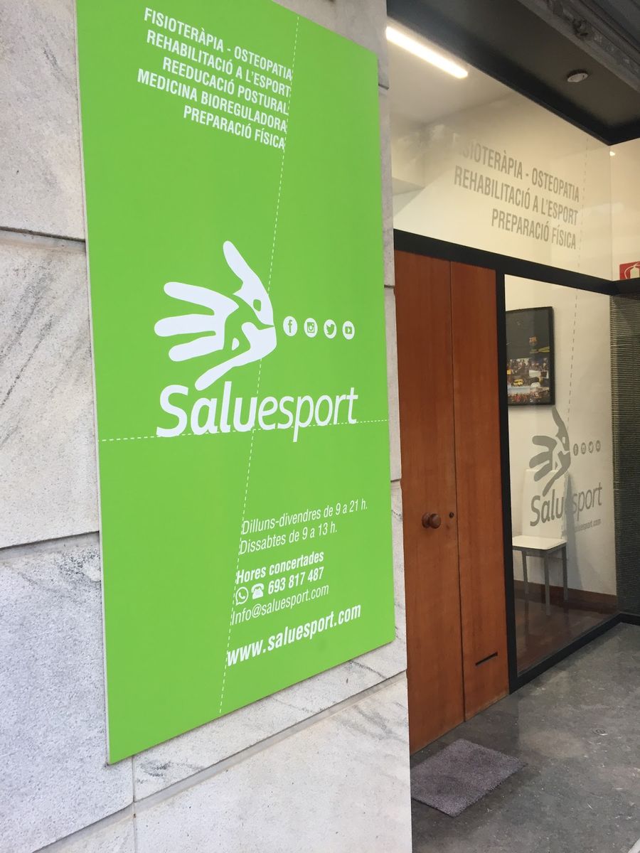 Entrada de Saluesport con el rótulo verde