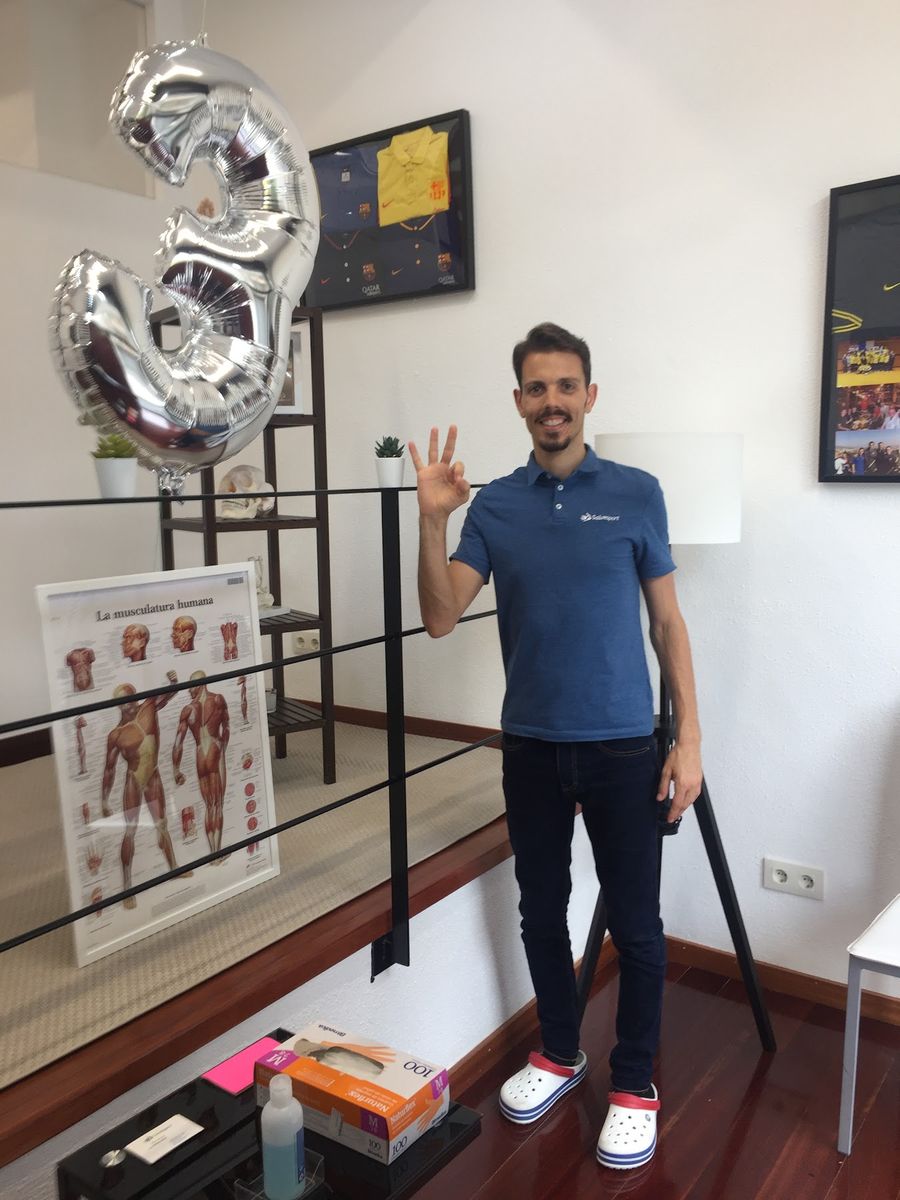 Marc saluda junto a un globo con el número 3