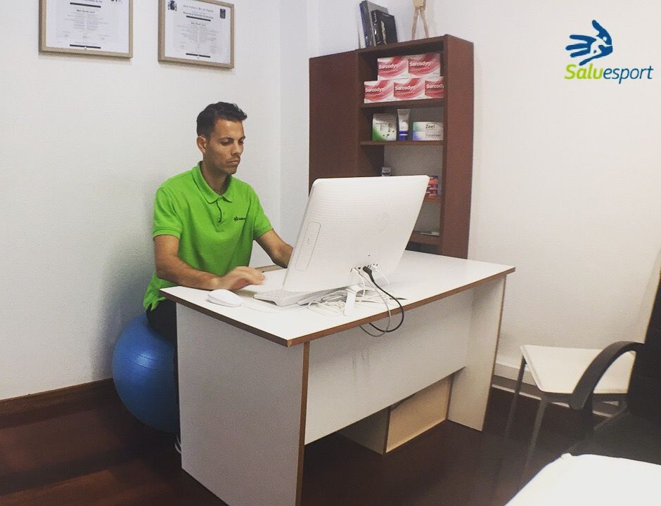Marc en el despacho de Saluesport, sentado en una pelota de pilates