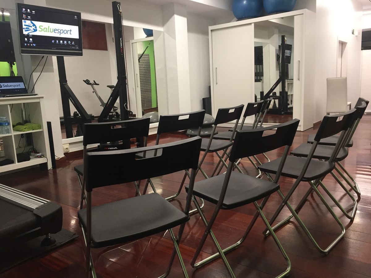 Sala grande con pantalla, máquinas y sillas